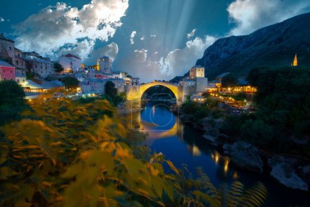 Foto de Mostar, Bosnia y Herzegovina. El Puente Viejo, Stari Most, con el río Esmeralda Neretva. - Imagen libre de derechos