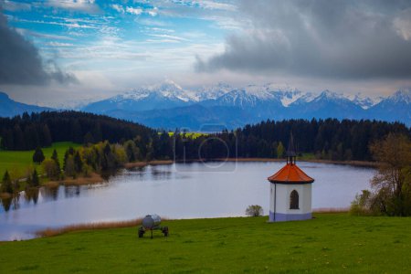 Capilla de la granja en un pequeño lago, Lago Hegratsried