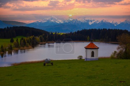 Capilla de la granja en un pequeño lago, Lago Hegratsried