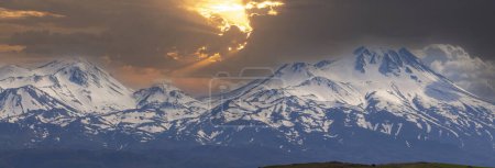 Foto de La montaña Hasan, vista lejana de la montaña Hasan - Imagen libre de derechos