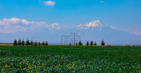Foto de La montaña Hasan, vista lejana de la montaña Hasan - Imagen libre de derechos