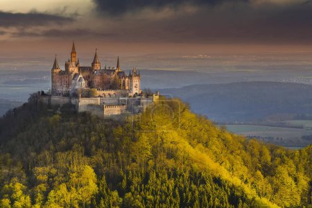 Blick auf die Burg Hohenzollern auf der Schwäbischen Alb - Baden-Württemberg, Deutschland