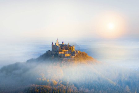 Vista del Castillo de Hohenzollern en los Alpes Suabos - Baden-Wurttemberg, Alemania
