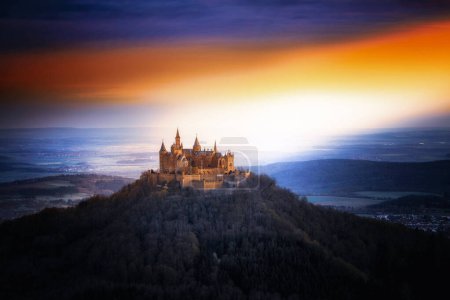 Blick auf die Burg Hohenzollern auf der Schwäbischen Alb - Baden-Württemberg, Deutschland