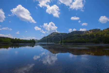 Los hermosos paisajes del lago Kovada, montañas y zona verde desde el aire. Distrito de Isparta Lake, TURQUÍA