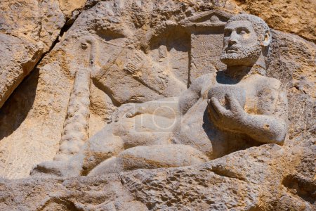 Foto de Behistun Inscription, IRÁN que significa "el lugar de Dios") es una inscripción multilingüe y un gran relieve rocoso en un acantilado en el Monte Behistun, establecido por Darío el Grande. - Imagen libre de derechos