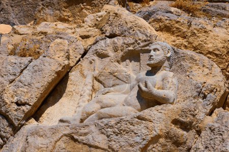 Foto de Behistun Inscription, IRÁN que significa "el lugar de Dios") es una inscripción multilingüe y un gran relieve rocoso en un acantilado en el Monte Behistun, establecido por Darío el Grande. - Imagen libre de derechos