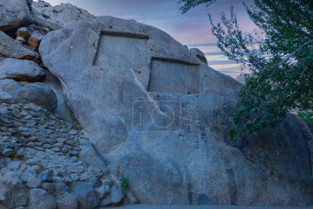 Téléchargez les photos : Behistun Inscription, IRAN signifiant "le lieu du dieu") est une inscription multilingue et un grand relief rocheux sur une falaise au mont Behistun, établie par Darius le Grand - en image libre de droit