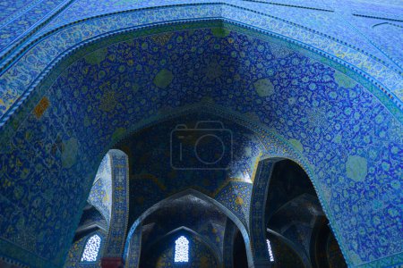 Puerta de entrada de la mezquita Shah, situada en el lado sur de la plaza Naqsh-e Jahan, un importante sitio histórico.