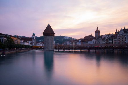 Coucher de soleil dans le centre historique de Lucerne avec le célèbre pont de la Chapelle et le lac des Quatre-Cantons (Vierwaldstattersee), Canton de Lucerne, Suisse