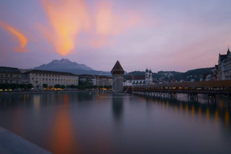Puesta de sol en el centro histórico de Lucerna con el famoso puente de la capilla y el lago Lucerna (Vierwaldstattersee), cantón de Lucerna, Suiza