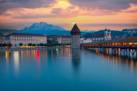 Sonnenuntergang im historischen Zentrum von Luzern mit der berühmten Kapellenbrücke und dem Vierwaldstattersee, Kanton Luzern, Schweiz