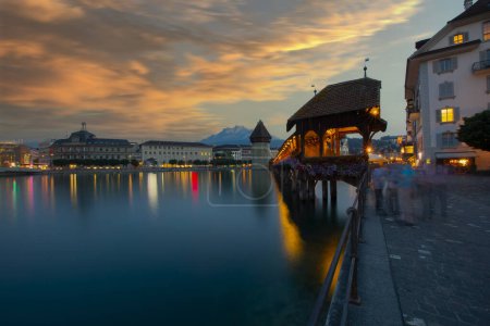 Puesta de sol en el centro histórico de Lucerna con el famoso puente de la capilla y el lago Lucerna (Vierwaldstattersee), cantón de Lucerna, Suiza