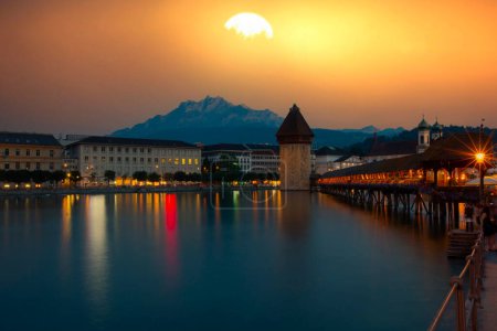 Coucher de soleil dans le centre historique de Lucerne avec le célèbre pont de la Chapelle et le lac des Quatre-Cantons (Vierwaldstattersee), Canton de Lucerne, Suisse