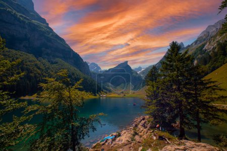 Lac Seealpsee près d'Appenzell dans les Alpes suisses, Ebenalp, Suisse. Vue sur la montagne suisse