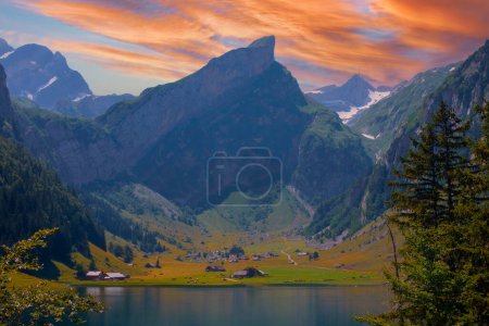 Lac Seealpsee près d'Appenzell dans les Alpes suisses, Ebenalp, Suisse. Vue sur la montagne suisse