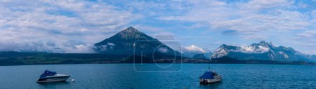 Panorama eiral de la montaña Niesen, también llamada como pirámide suiza con reflexión sobre el lago Thun