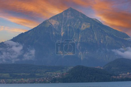 Aeiralpanorama des Nieser Berges, auch Schweizer Pyramide genannt, mit Spiegelung des Thunersees