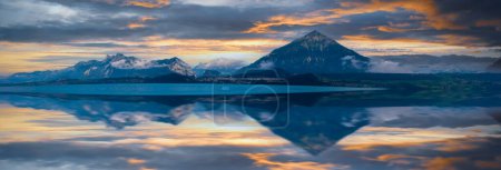 Téléchargez les photos : Panorama éiral de la montagne Niesen, également appelée pyramide suisse avec réflexion sur le lac de Thoune - en image libre de droit