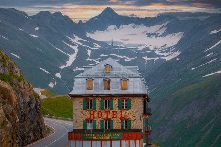 Ikonisches Hotel Belvedere an der Furkpass-Bergstraße in den Schweizer Alpen bei Obergoms