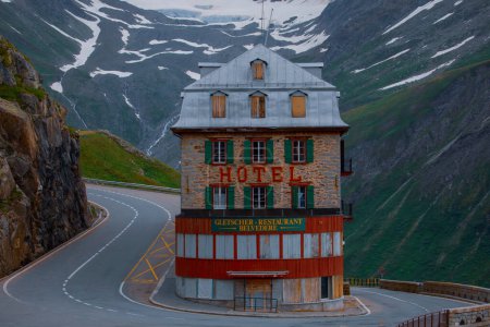 Icónico hotel Belvedere en Furkpass carretera de montaña en los Alpes suizos cerca de Obergoms