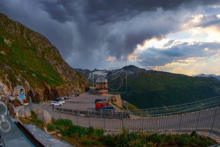 Téléchargez les photos : Iconic Belvedere hôtel sur Furkpass route de montagne dans les Alpes suisses près d'Obergoms - en image libre de droit