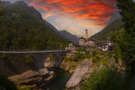 Casas de piedra tradicionales y una iglesia en el pintoresco pueblo de Lavertezzo, Ticino, Suiza. Lavertezzo es un destino turístico popular en el valle de Verzasca en las montañas de los Alpes suizos.