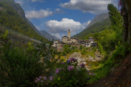 Traditionelle Steinhäuser und eine Kirche im malerischen Dorf Lavertezzo im Tessin, Schweiz. Lavertezzo ist ein beliebtes Reiseziel im Verzasca-Tal in den Schweizer Alpen.