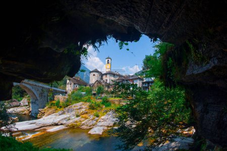 Maisons traditionnelles en pierre et une église dans le pittoresque village de Lavertezzo, Tessin, Suisse. Lavertezzo est une destination de voyage populaire dans la vallée de Verzasca dans les Alpes suisses.