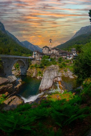Traditionelle Steinhäuser und eine Kirche im malerischen Dorf Lavertezzo im Tessin, Schweiz. Lavertezzo ist ein beliebtes Reiseziel im Verzasca-Tal in den Schweizer Alpen.