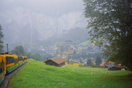 Lauterbrunnen, Suiza hermosa mañana con niebla irregular durante