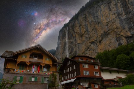 Téléchargez les photos : Lauterbrunnen, Suisse belle matinée avec brouillard épars pendant - en image libre de droit