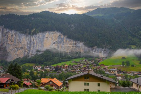 Téléchargez les photos : Lauterbrunnen, Suisse belle matinée avec brouillard épars pendant - en image libre de droit