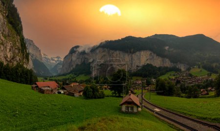 Lauterbrunnen, Suisse belle matinée avec brouillard épars pendant