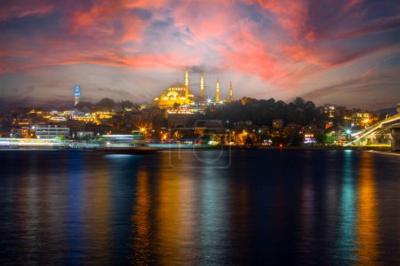 Mosquée Suleymaniye dans le quartier Sultanahmet vieille ville d'Istanbul, Turquie, Coucher de soleil à Istanbul, Turquie avec mosquée Suleymaniye, Belle vue ensoleillée d'Istanbul avec vieille mosquée à Istanbul, Turkiye.