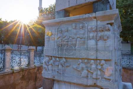 Obelisk des Theodosius auf dem ehemaligen römischen Hippodrom, Istanbul, Türkei. Hippodrom der Stadt Konstantinopel im Sommer. Es ist heute der Sultanahmet-Platz in Istanbul. Stadtbild von Istanbul mit