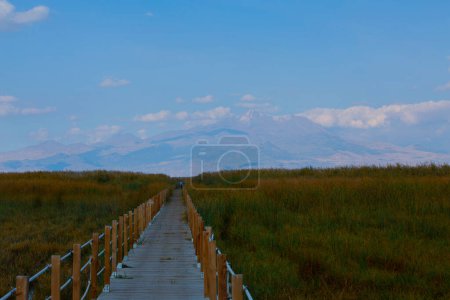 wunderschöne landschaft und sultanmarschen (vogelparadies) neben erciyes berg, kayseri