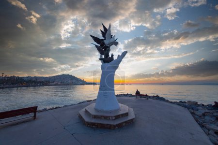 Sculpture main de paix avec colombes sur le front de mer à Kusadasi.