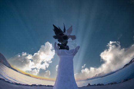 Sculpture main de paix avec colombes sur le front de mer à Kusadasi.