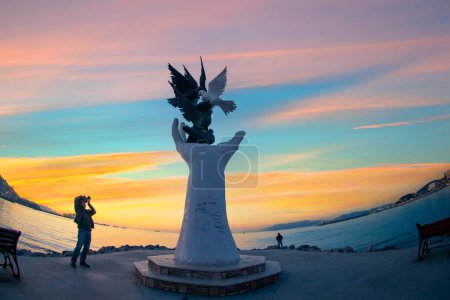 Friedenshand-Skulptur mit Tauben an der Uferpromenade von Kusadasi.