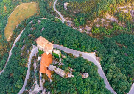 Das Meteora Varlaam Kloster erhebt sich aus dem Nebel. Erstaunliche mystische Landschaft. Ein UNESCO-Weltkulturerbe. Meteora-Berge, Thessalien, Griechenland.
