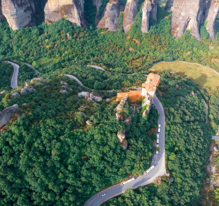 Le monastère des Météores Varlaam surgit de la brume. Incroyable paysage mystique. Un site du patrimoine mondial de l'UNESCO. Montagnes Météores, Thessalie, Grèce.