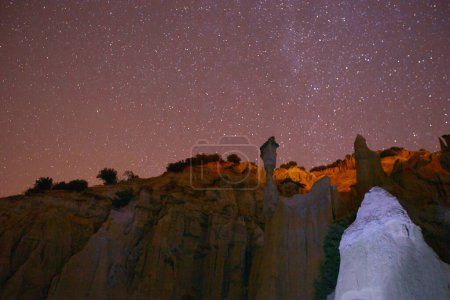 Foto de Kula hadas chimeneas noche astrofotografía - Imagen libre de derechos
