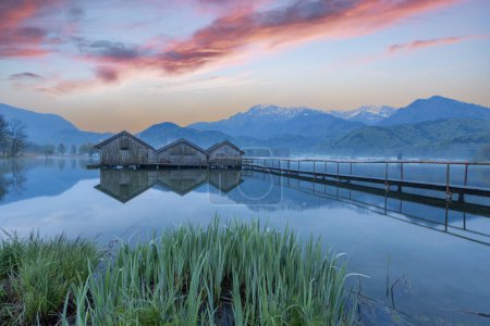 Mañana brumosa en el lago Kochelsee, Baviera, Alemania