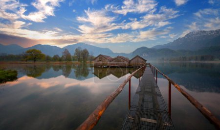 Mañana brumosa en el lago Kochelsee, Baviera, Alemania