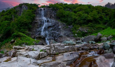 Mencuna Wasserfall ist der spektakulärste Wasserfall des östlichen Schwarzen Meeres - Artin Türkei