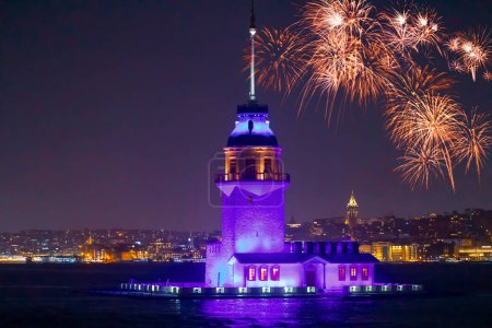 Celebración de la nueva torre de doncella con fuegos artificiales