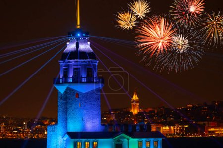 Celebración de la nueva torre de doncella con fuegos artificiales