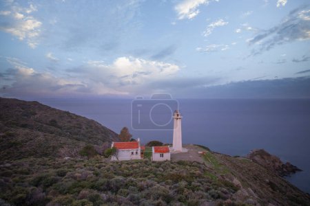 Foto de Sarpnck Lighthouse (Karaburun Lighthouse), con acceso a 12 millas de vista, ha estado en servicio en la dirección de Urla-Karaburun en zmir eme Peninsula - Imagen libre de derechos