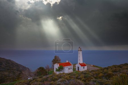 Foto de Sarpnck Lighthouse (Karaburun Lighthouse), con acceso a 12 millas de vista, ha estado en servicio en la dirección de Urla-Karaburun en zmir eme Peninsula - Imagen libre de derechos